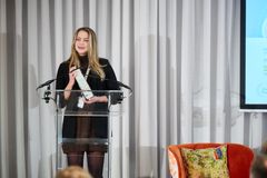 Susanna Kupiainen vastaanotti palkinnon laakson puolesta.