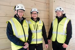 Mediset Oy:n toimitusjohtaja Juha Marttala, Hoivarakentajat Oy:n toimitusjohtaja Tarmo Kemppainen ja GP Capital Oy:n hallituksen puheenjohtaja Jan Gustafsson rakenteilla olevan Matarin päiväkodin työmaalla.