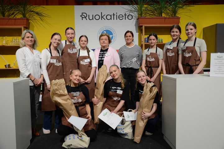 Kuulammen koulun, Poision peruskoulun ja Kuivaniemen koulun joukkueet opettajineen.