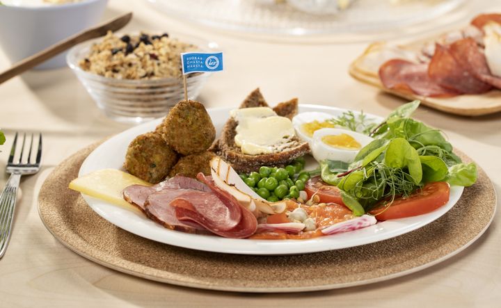 Hyvää Suomesta -merkityt tuotteet täyttävät tiukat raaka-aineiden kotimaisuuskriteerit, joiden perusteella kotimaisuusaste lasketaan. Lisäksi tuotteet on valmistettu ja pakattu Suomessa.