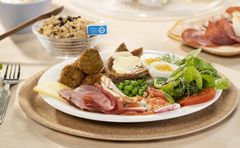 Hyvää Suomesta -merkityt tuotteet täyttävät tiukat raaka-aineiden kotimaisuuskriteerit, joiden perusteella kotimaisuusaste lasketaan. Lisäksi tuotteet on valmistettu ja pakattu Suomessa.