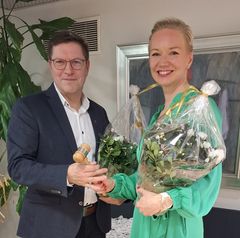 Elli Siltala luovutti puheenjohtajuuden Jyrki Wallinille.