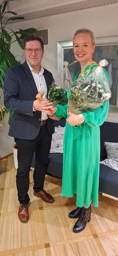 Elli Siltala luovutti puheenjohtajuuden Jyrki Wallinille.