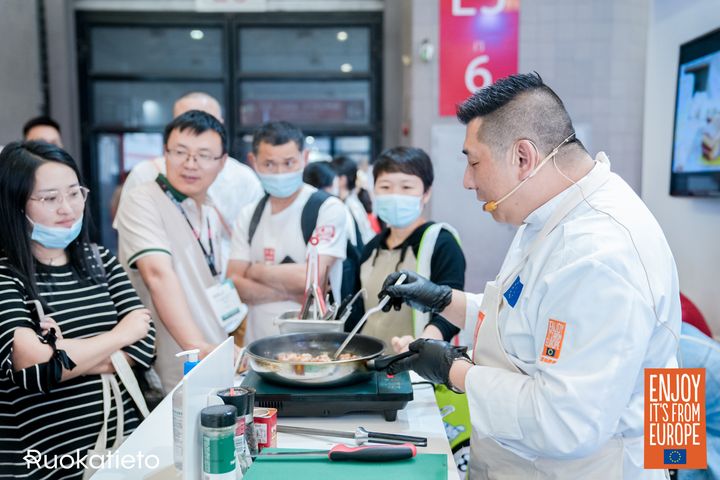 Messuyleisöä kiinnosti tunnettujen keittiömestarien ruoanvalmistusdemot Sial-messuilla Shanghaissa. Tony Jiang valmisti ruokaa suomalaisesta possusta Ruokatiedon osastolla.