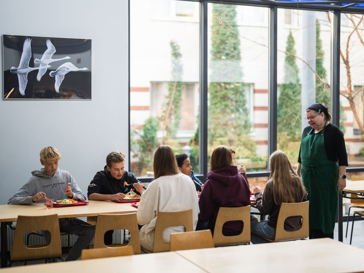 Helsingin nuorisoneuvoston Oliver Arhio toivoi, että kouluruokailussa kuultaisiin enemmän lasten ja nuorten ääntä, ja että ruokia ei luokiteltaisi kasvisruokiin ja muihin ruokiin. Tärkeintä on hyvälle maistuva ja ravitseva ruoka, sekä kiireetön ruokailuhetki.