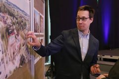Arkkitehti SAFA Hannu Louna, Arkkitehtitoimisto Harris & Kjisik Oy, esittelee arkkitehtuurikilpailun voittanutta Arcadia-teostaan Kurikan kampuksella palkintojenjakotilaisuudessa 19.2.2025.