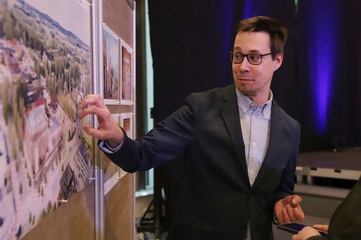 Arkkitehti SAFA Hannu Louna, Arkkitehtitoimisto Harris & Kjisik Oy, esittelee arkkitehtuurikilpailun voittanutta Arcadia-teostaan Kurikan kampuksella palkintojenjakotilaisuudessa 19.2.2025.