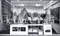 Ikimetsägallerian näyteikkunassa "ikimetsä"-teksti, sisällä ihmisiä katselemassa taideteoksia.