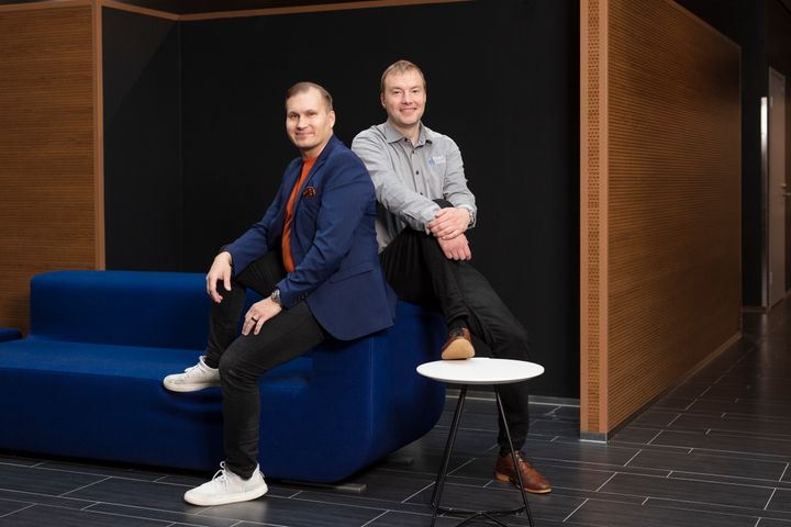 Kuvassa vasemmalla on Daymoren perustaja ja hallituksen puheenjohtaja Jarno Mäki yhdessä Magic Cloudin toimitusjohtaja Timo Haapavuoren kanssa.