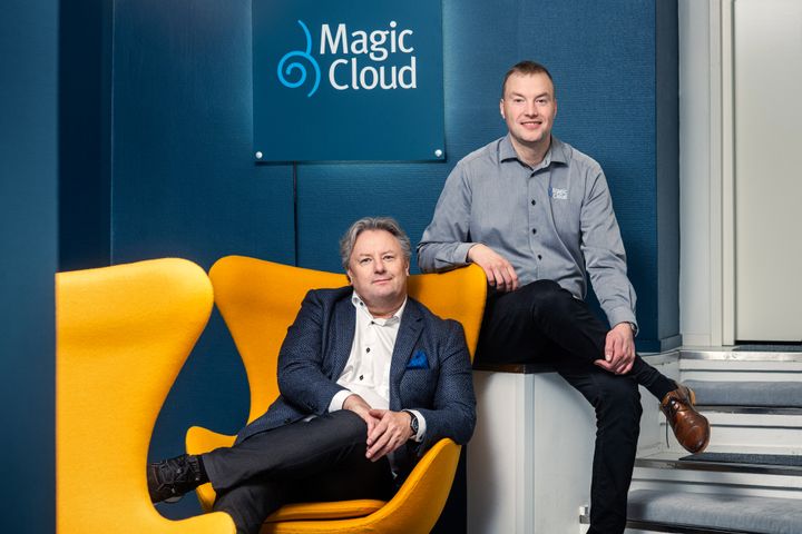 Kuvassa vasemmalla EverTechin perustaja ja toimitusjohtaja Jopi Parviainen yhdessä Magic Cloudin toimitusjohtajan Timo Haapavuoren kanssa.
