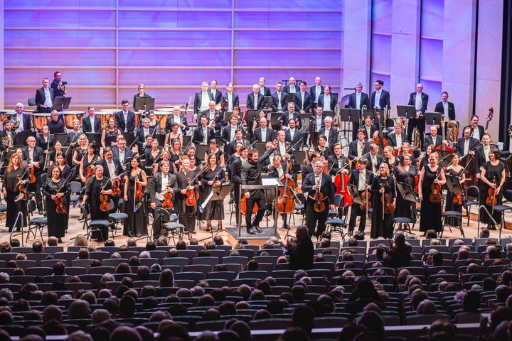 Tampere Filharmonian ylikapellimestarin ja taiteellisen johtajan Matthew Hallsin toinen kausi Tampereella alkaa komeasti Sibeliuksen ja Mahlerin teoksilla 27.9.2024.