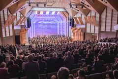 Tampere Filharmonia esiintymässä täydelle katsomolle Tampere-talon Isossa salissa.