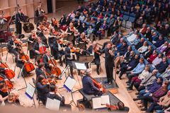 Ylikapellimestari Matthew Halls johtaa Tampere Filharmonian konserttia Tampere-talon Isossa salissa yleisön edessä.