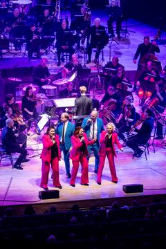 Rajaton ja Tampere Filharmonia esiintymässä Tampere-talossa tammikuussa 2024. Kuva: Rami Marjamäki