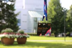 Tampere Filharmonia täyttää tänä vuonna 95 vuotta. Merkkivuoden kunniaksi koko kaupungin orkesteri haluaa tarjota iloa ja elämyksiä musiikin ystäville, ja jakaa alkavan syksyn konsertteihin 95 vapaalippua. Ensimmäiset VIP-konserttikortit voi löytää Sorsapuistosta ja Tampere-talosta lauantaina 9. elokuuta 2025 Puistokonsertin aikana.