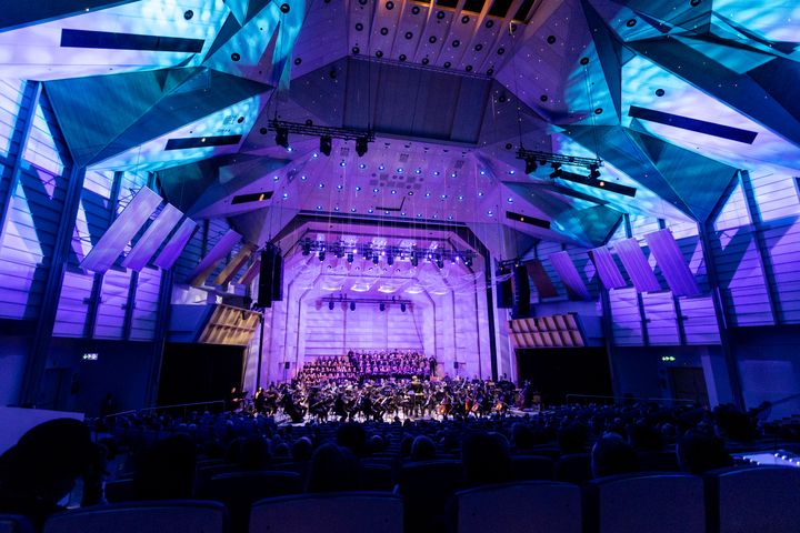 Tampere Filharmonian 95-juhlakonsertti Tuhat ja yksi yötä soi Tampere-talon Isossa salissa 28. marraskuuta 2025 klo 19. Orkesteria johtaa ylikapellimestari Matthew Halls. Kuva Nightwish Yesterwynde Orchestral -konsertista elokuussa 2025.