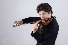 Tampere Filharmonian uudenvuodenkonsertissa 9. tammikuuta soivat wieniläisklassismin rakastetut sävelet. Solistiksi saapuu Grammy-palkittu viulisti Augustin Hadelich, joka tulkitsee Tampereella Paganinin neljännen viulukonserton.