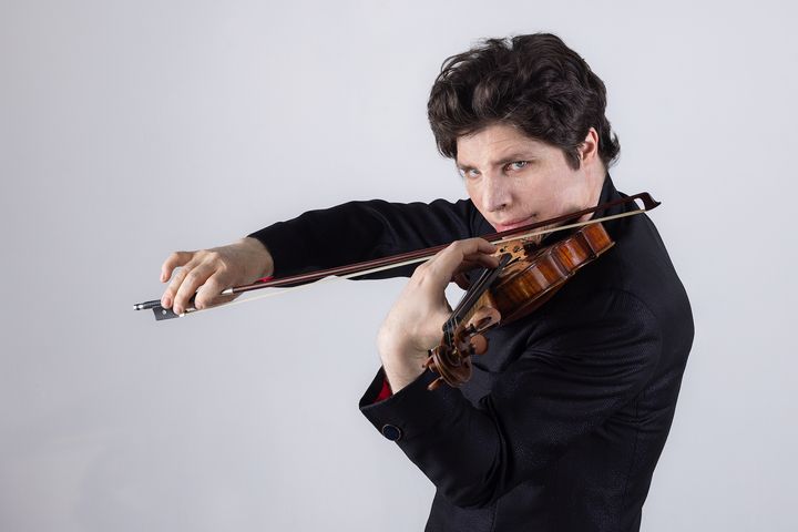 Tampere Filharmonian uudenvuodenkonsertissa 9. tammikuuta soivat wieniläisklassismin rakastetut sävelet. Solistiksi saapuu Grammy-palkittu viulisti Augustin Hadelich, joka tulkitsee Tampereella Paganinin neljännen viulukonserton.