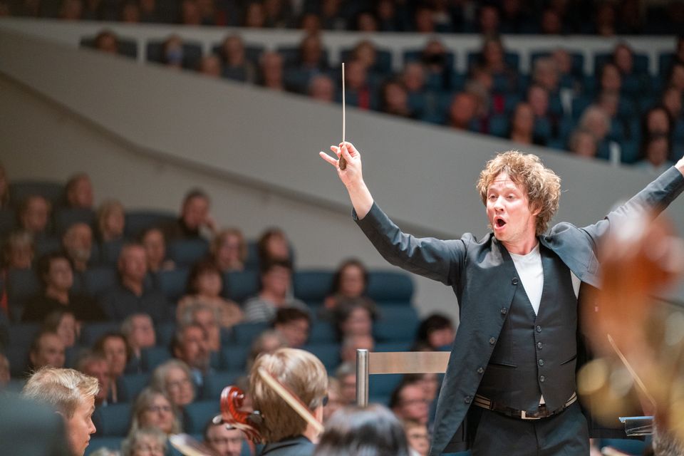 Tampere Filharmonian syyskausi päättyy odotettuihin kunniakapellimestari Santtu-Matias Rouvalin johtamiin konsertteihin Tampere-talossa. Kuva: Ville Hautakangas