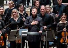 Tampere Filharmonian ylikapellimestari Matthew Halls ja orkesteri Tampere-talossa. Kuva: Rami Marjamäki