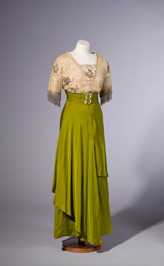 Iltapuku, 1911–1914, Tampereen historialliset museot.
Helmikoristeinen suoralinjainen iltapuku on vuosilta 1911–1914. Silkkipuvun yläosassa on kaunis lasihelmikirjailu. Helman liehukkeet luovat kevyen vaikutelman, ja vyö korostaa hieman kohotettua vyötärölinjaa.
Kuva: Reetta Lepistö.