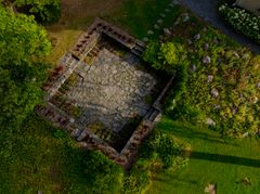 Villa Gyllenbergin sunken garden kuvattuna 2025. Valokuva: Tomi Parkkonen / Signe ja Ane Gyllenbergin säätiö.