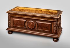 Ab N. Boman Oy:n valmistama ja suunnittelema barokkivaikutteinen arkku, kannessa Turun kaupunkia esittävä intarsia, 1928, jalopähkinä, yksityiskokoelma. Valokuva: Rauno Träskelin / Signe ja Ane Gyllenbergin säätiö.