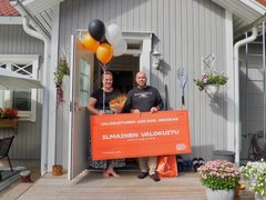 Laihialaiset Ari Koski ja Anu Hotakainen vastaanottivat Valokuitusen yllätyksen.