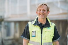 Puolivartalokuva Marko Kahilaisesta otettuna suoraan edestä. Hänellä on yllään turvaliivi ja taustalla näkyy rakennustelineet. Ilme on hymyilevä.