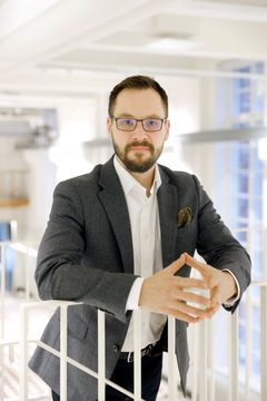 Joachim Lindholm kuvattiin Helsingin keskustan arvokiintistössä, jota yksi konsernin tytäryhtiöistä on remontoimassa.