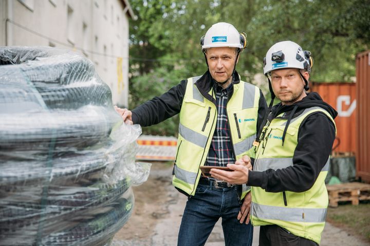 Finnoval keskittyy asunto-osakeyhtiöiden linjasaneerauksiin, vesijohtoremontteihin, märkätilojen saneerauksiin sekä tekniseen huoltoon.