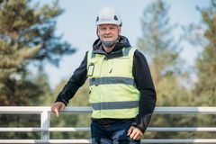 Jaakko Hartikainen kuvattuna ulkona yllään turvaliivi ja kypärä. Katse on kameraan.