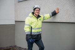 MK Facade uudistaa Helsingin Siltamäen 1970-luvun asuinalueen. Toimitusjohtaja Marko Kahilainen esittelee uutta seinäpintaa.