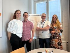 På bilden från vänster: Kuvassa vasemmalta Marianna Österlund, Jere Havo Selko Digital, Mika Kosunen och Pia Hannula Östra Nylands välfärdsområde. Från bilden saknas kommunikationsplaneraren Elena Bäfver, som ansvarade för projektet vid Östra Nylands välfärdsområde.