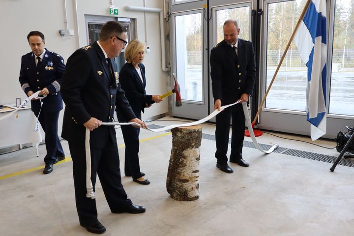 Sisäministeri Mari Rantanen vihki aseman käyttöön perinteisellä tavalla.