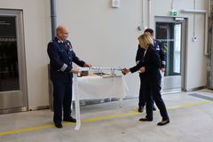 Symbolina yhteistyöstä leikattiin paloletkun lisäksi poliisin eristysnauha.