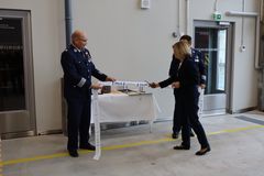 Som symbol för samarbetet mellan räddningstjänsten och polisen klipptes, förutom en brandslang, även polisens varningstejp.