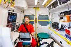 Ensihoitaja istuu ambulanssissa.
