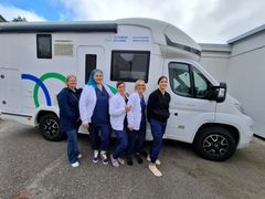 Kuvassa sote-auton sairaanhoitajia vasemmalta oikealle: Johanna, Jenny, Kirsi, Sanna ja Maija