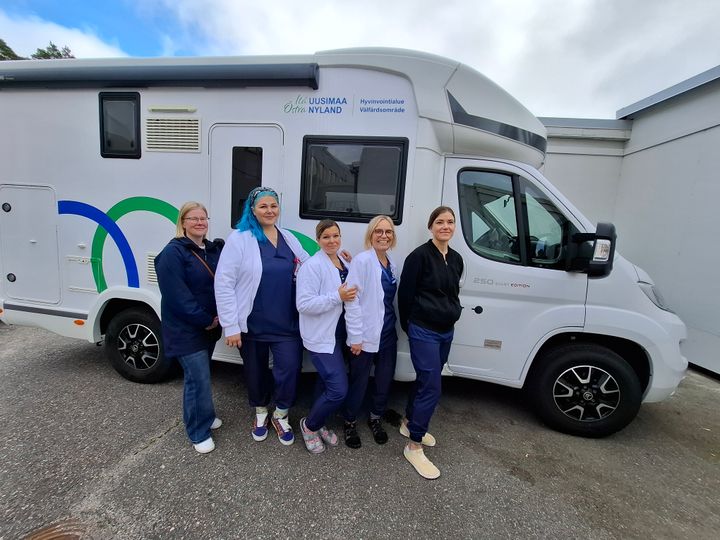 Kuvassa sote-auton sairaanhoitajia vasemmalta oikealle: Johanna, Jenny, Kirsi, Sanna ja Maija