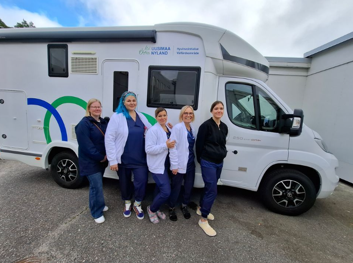 Kuvassa sote-auton sairaanhoitajia vasemmalta oikealle: Johanna, Jenny, Kirsi, Sanna ja Maija