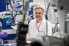 Professori Aarno Dietz saa 10 000 euron suuruisen Pohjolan lääketieteen innovaatiopalkinnon, joka jaetaan nyt ensimmäistä kertaa.