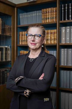 Suomen Lääketieteen Säätiön hallituksen puheenjohtaja, professori Katriina Aalto-Setälä kuvattuna kirjahyllyn edustalla.