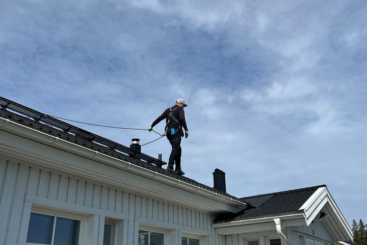 Raksystemsin kuntotarkastaja tutkimassa vesikaton kuntoa Asuntokaupan kuntotarkastuksen yhteydessä.