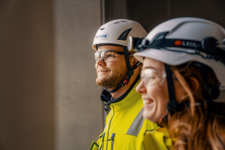 Kesätyöpaikkojen ja harjoitteluohjelman lisäksi Skanska on edistänyt monen nuoren valmiuksia turvalliseen työskentelyyn. Lukuvuonna 2022–2023 Skanska tarjosi työturvallisuuskorttikoulutuksen noin kahdellesadalle Metropolian ensimmäisen vuoden opiskelijalle.