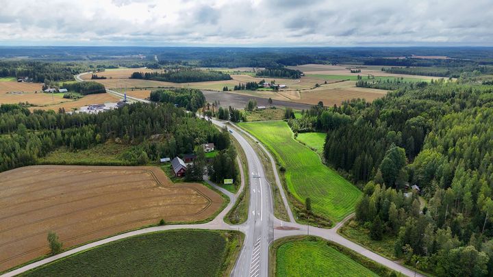 Hankkeessa Valtatie 12:n tieosuus Jokuen ja Tillolan välillä parannetaan keskikaiteelliseksi ohituskaistatieksi noin 12 kilometrin matkalta.