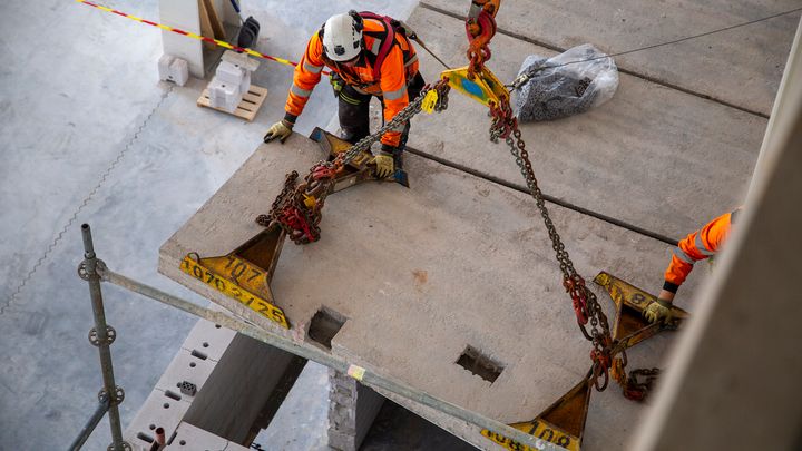 Uudelleenkäytettyjä ontelolaattaelementtejä hyödynnettiin Metson Lokomotion-teknologiakeskushankkeessa.