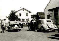 Tornion tulli tarkastaa Helsingin olympialaisiin saapuvien autojen matkakirjoja kesällä 1952.