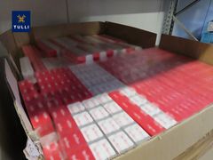 Tullin takavarikoimia savukeaskeja laatikossa.