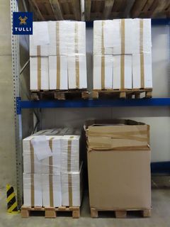 Tullin takavarikoimia savukelaatikoita.